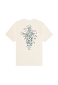 Μπεζ βαμβακερό μπλουζάκι με μια αναλυτική μπλε εικόνα αγγείου στην πλάτη, περιτριγυρισμένη από κείμενο σε διακοσμητική γραμματοσειρά.