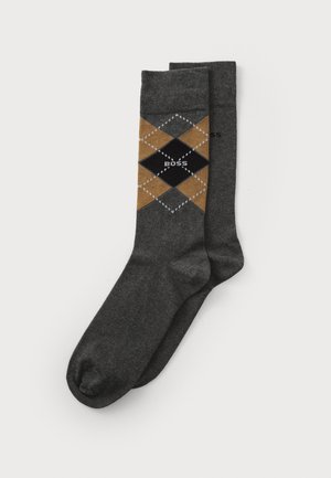 Dunkelgraue Socken mit einem Argyle-Muster in Braun, Schwarz und Weiß. Mit einem Logo, das den Markennamen "BOSS" in der Mitte zeigt.