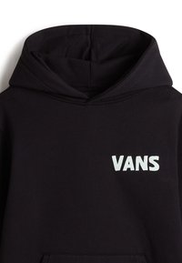 Sudadera negra de mezcla de algodón, con un bolsillo tipo canguro y un logotipo blanco de "VANS" en la parte izquierda del pecho. Textura suave.