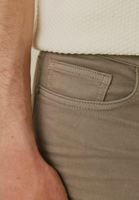 Next MOTION FLEX STRETCH - Vaqueros slim fit - stone natural