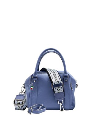 Sac à main en cuir bleu avec deux poignées, bandoulière réglable à motifs noir et blanc, et petit charm drapeau italien.