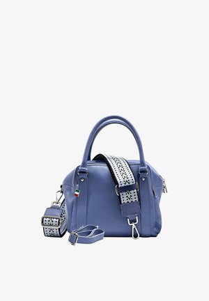 Blauwe leren handtas met twee handvatten, zwart-wit geblokte verstelbare schouderriem en klein Italiaanse vlag bedeltje.