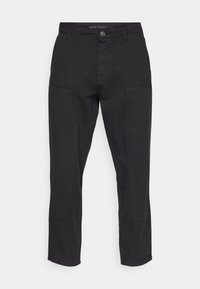 Pantalones negros de mezcla de algodón con un diseño de pierna recta. Cuenta con bolsillos de parche y detalles de costura. Sencillos, sin patrones.