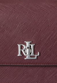 Lauren Ralph Lauren CROSSHATCH LEATHER MEDIUM SOPHEE BAG - Soma ar siksnu pāri ķermenim - dark garnet