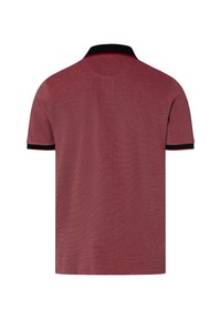 Rotes Polohemd mit strukturiertem Finish, ausgestattet mit einem schwarzen Kragen und Bündchen, akzentuiert mit roten Akzenten. Kurze Ärmel und gerader Schnitt.