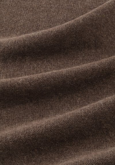 Brauner Stoff mit weicher, strukturierter Oberfläche, die ein Rippmuster und subtile Farbvariationen aufweist. Das Material wirkt warm und dick.