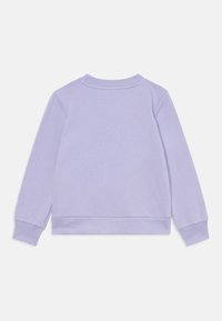 Sweat-shirt lilas avec un col rond, des manches longues et des poignets et un ourlet côtelés. Tissu doux avec une texture lisse, sans motifs ni ornements.