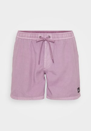 Fialové plavkové šortky s elastickým pásom a šnúrkou, s malou nášivkou loga značky na dolnej ľavej strane.