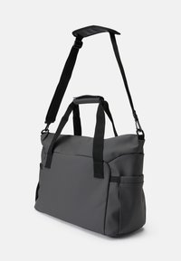 Saco tote cinza, com textura suave, equipado com alças duplas e uma alça de ombro destacável. Apresenta um bolso lateral e um design minimalista.