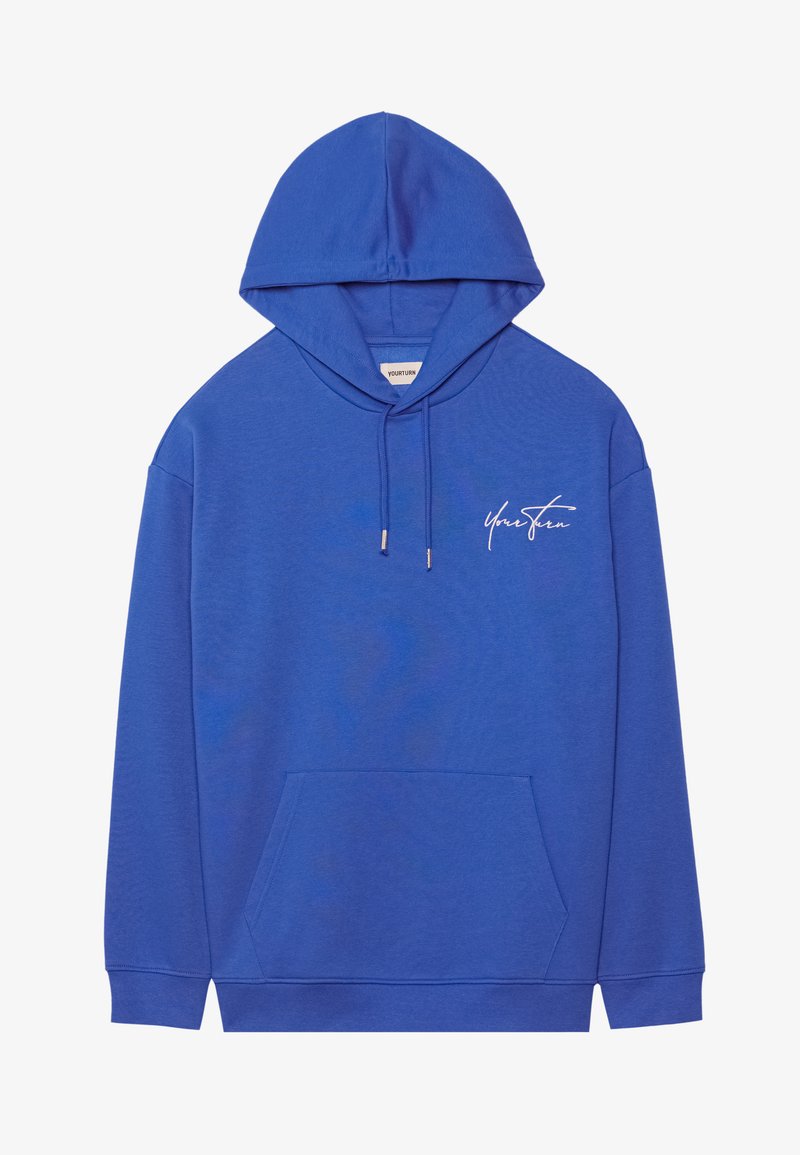 Modra kapuca iz mehkega materiala z sprednjim kenguru žepom. Vsebuje vrvico, kapuco in belo pisano logotip na prsih.