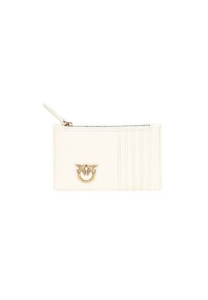 Biała skórzana etui na karty z złotym okuciem. Posiada zamek błyskawiczny, wytłoczone logo oraz kilka przegródek na karty w celu lepszej organizacji. Gładka tekstura.