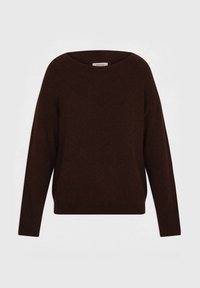 Maglione di maglia marrone scuro con scollatura ampia, spalle scese e maniche lunghe. Presenta un tessuto testurizzato e una vestibilità rilassata.