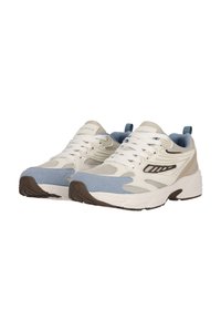 Vita och ljusblå sportskor med mesh- och mockamaterial. Funktioner inkluderar en vadderad tunga, snören och en strukturerad brun sula.