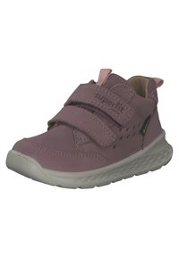 Fioletowe syntetyczne sneakersy z dwoma regulowanymi paskami na rzep, teksturowanym wierzchem i wyściełanym kołnierzem, wyposażone w białą gumową podeszwę i perforowane akcenty.