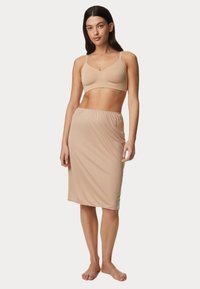 Sostén nude sin costuras y falda hasta la rodilla hecha de un material suave y elástico con una cinturilla elástica, que proporciona un ajuste suave y comodidad.