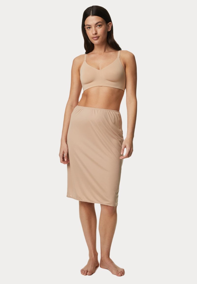 Sostén nude sin costuras y falda hasta la rodilla hecha de un material suave y elástico con una cinturilla elástica, que proporciona un ajuste suave y comodidad.