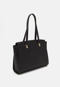 Sort tote taske med glat kunstlæderfinish, to justerbare håndtag og metalhardware. Rumlig, struktureret design med rene linjer.