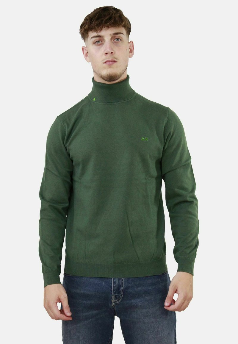 Maglione a collo alto verde realizzato in tessuto a maglia, con un design attillato e un piccolo logo sul petto. Texture liscia e maniche lunghe.