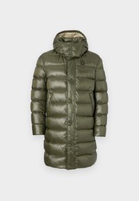 Cappotto puffer verde oliva con finitura lucida, cappuccio e grandi pannelli trapuntati. Si chiude con bottoni, presenta un design leggero e isolato.