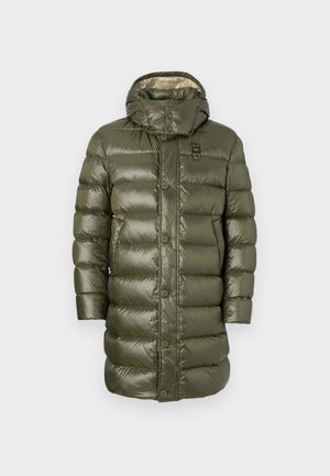 Abrigo acolchado verde oliva con acabado brillante, capucha y grandes paneles acolchados. Se cierra con botones y tiene un diseño ligero y aislante.