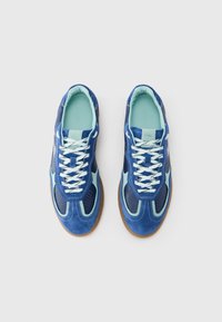 Adidași albaștri cu accente aqua, din materiale de piele întoarsă și piele perforată, șireturi albe și talpă de cauciuc maro. Vedere de sus.