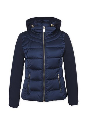 Giacca puffer blu navy con zip anteriore, colletto alto e cappuccio. Presenta un corpo trapuntato, maniche lisce e due tasche laterali con zip.