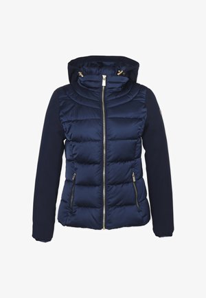 Giacca puffer blu navy con zip anteriore, colletto alto e cappuccio. Presenta un corpo trapuntato, maniche lisce e due tasche laterali con zip.