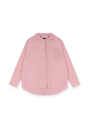 Camisa rosa de manga larga con cuello redondeado, botón frontal, un bolsillo en el pecho y dobladillo ligeramente curvado. Fabricada con una tela suave.