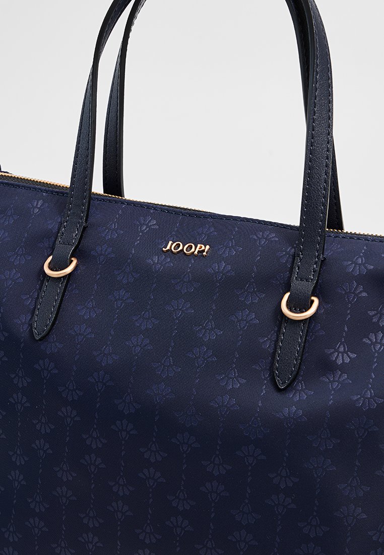 Marinefarbige Handtasche mit strukturiertem Muster, goldenen Hardware-Elementen und doppelten Griffen. Logo "JOOP!" auf der Vorderseite. Mit Reißverschlussverschluss.