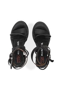 Černé kožené sandály s plochou podrážkou, které mají několik designů popruhů, popruh kolem kotníku a branding na stélce.