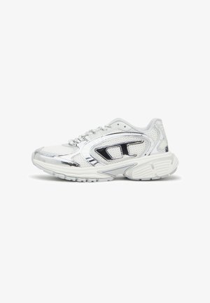 Adidas alb cu accente metalice argintii, superior din plasă, talpă groasă și detalii texturate pe părțile laterale și pe călcâi. Model cu șireturi.