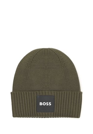Bonnet en maille côtelée vert olive avec revers plié et écusson carré noir marqué BOSS au centre devant.