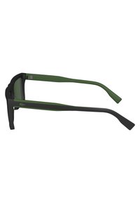 Ochelari de soare negri și verzi, cu un cadru dreptunghiular robust, având o finisare mate și accente subțiri verzi pe brațe.