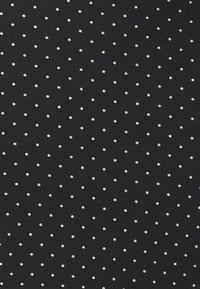 Tissu noir avec de petits pois blancs, uniformément espacés. La texture semble lisse avec un léger éclat sur les pois.