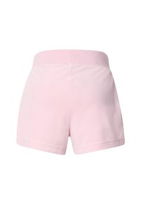 Shorts roses en tissu doux, avec une ceinture élastique lisse et des bords nets, conçus pour le confort et la liberté de mouvement.