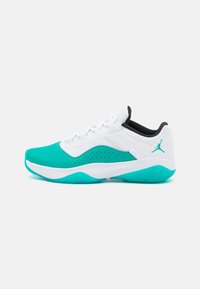 Bílé a tyrkysové nízké sportovní tenisky s šněrováním, černé vnitřní podšívky a tyrkysovým logem Jumpman na patě na bílém pozadí.