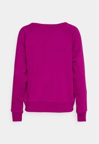 Sweat-shirt fuchsia à encolure ronde, manches longues, poignets et ourlet côtelés. Le tissu semble lisse avec une légère élasticité.