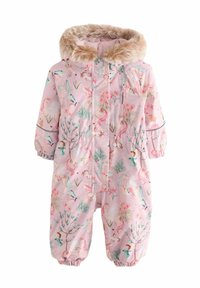 Tuta imbottita rosa con cappuccio in pelliccia sintetica. Presenta stampe fantasiose di fenicotteri, farfalle e fiori. Polsini elastici sui polsi e alle caviglie.