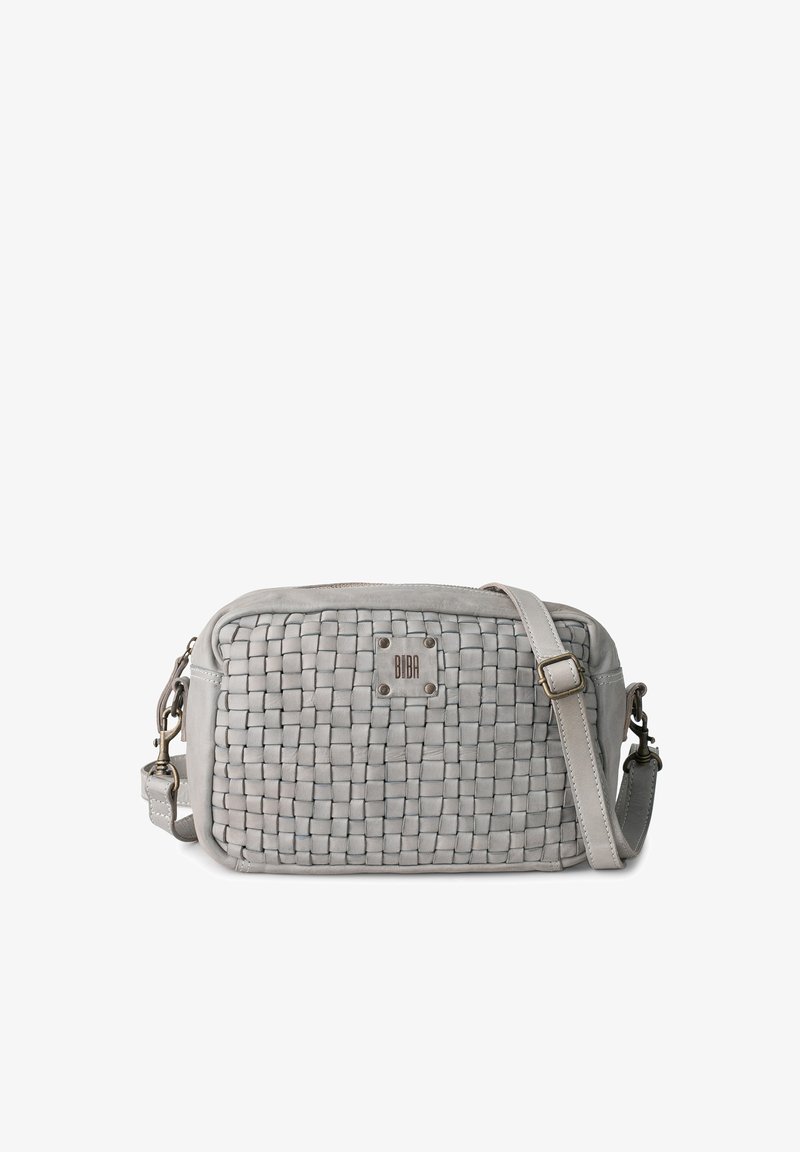 Flätad grå lädercrossbodyväska med rektangulär form, dragkedjestängning, justerbar rem och märkesmetallaccent.