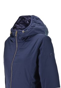 Donkerblauwe jas met een capuchon, voorzien van een voorkantrits, trekkoordaccenten en een glad, lichtgewicht materiaal. Logo op de mouw.