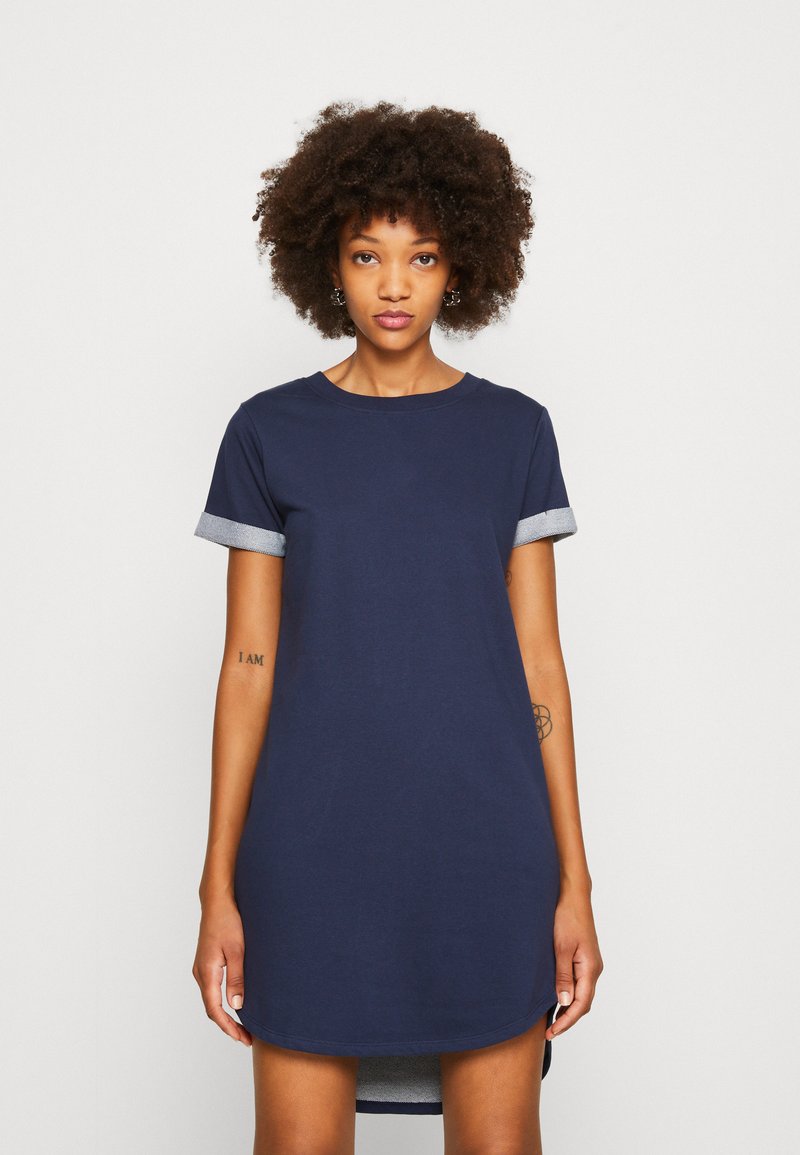 Robe t-shirt marine à manches courtes et bord gris, avec un col rond, une coupe décontractée et un ourlet légèrement arrondi à l'arrière.