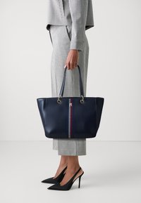 Tommy Hilfiger CHIC TOTE CORP - Borsa a mano - space blue