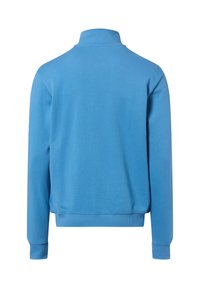 Lichtblauwe trui met een hoge kraag, lange mouwen en geribde boorden. Glad oppervlak, casual ontwerp, zonder zichtbare patronen of accenten.