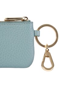 Světle modrá texturovaná kožená taštička se zlatým zipem, která obsahuje zlatý kroužek a klip pro bezpečné uzavření a pohodlí.