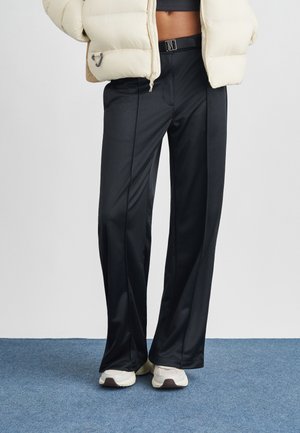 BELTED PINTUCK PANT - Pantalon classique - black