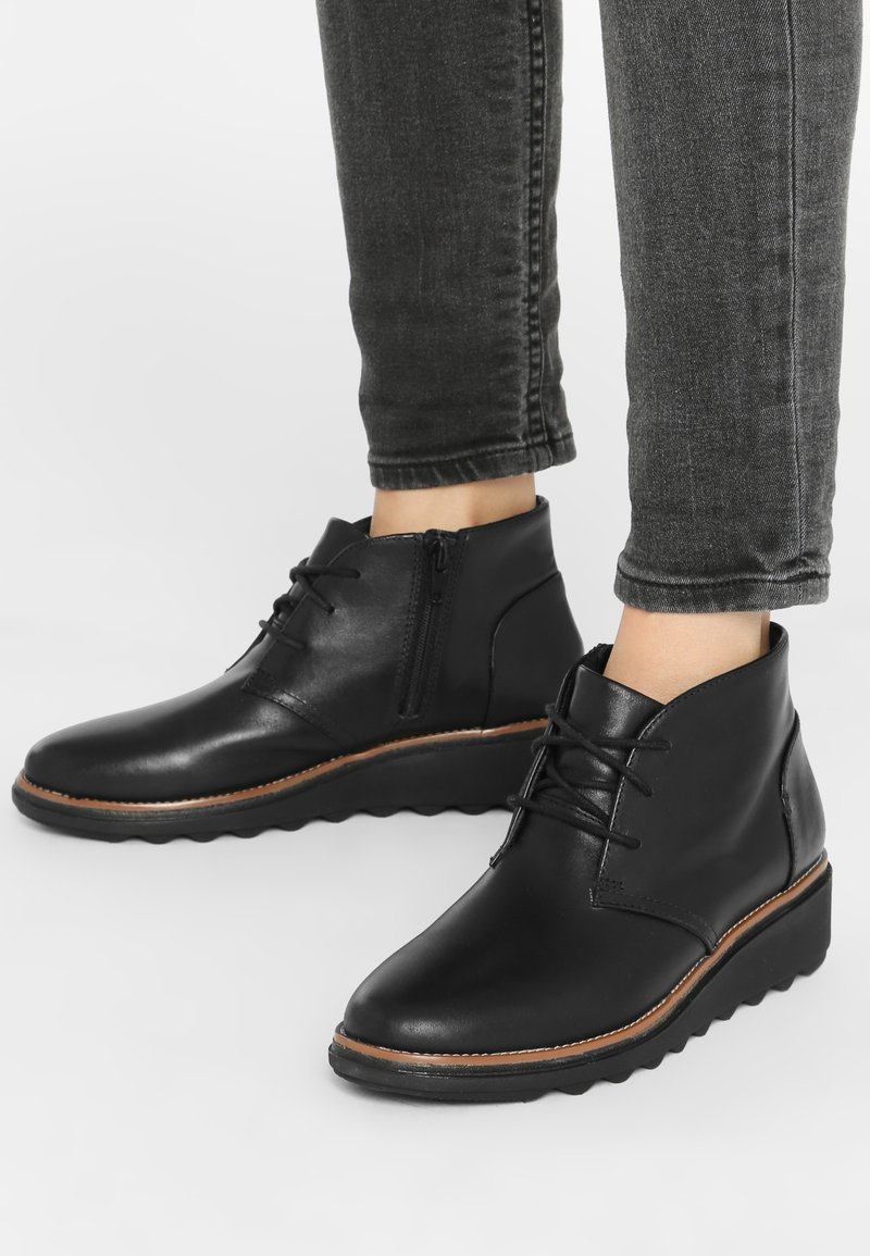 Clarks Kotníkové boty na klínu - black