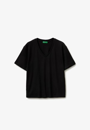 Czarny T-shirt z krótkim rękawem i dekoltem w serek, z zieloną metką wewnątrz kołnierzyka, przedstawiony na białym tle.