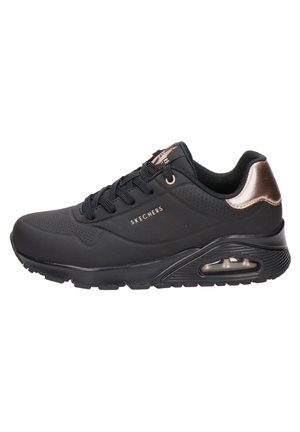 Czarny sneaker Skechers z metalicznym różowo-złotym detalem na pięcie, podeszwą amortyzowaną powietrzem, wiązaniem na przodzie i perforowaną cholewką dla lepszej wentylacji.