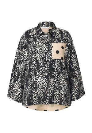 Camicia button-up in stampa leopardata nera e beige, con una tasca a pois a contrasto. Vestibilità ampia, tessuto testurizzato e orlo curvo.