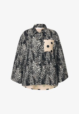 Skjorte med knaplukning i sort og beige leopardprint, med en kontrasterende polka dot lomme. Løs pasform, tekstureret stof og buet kant.